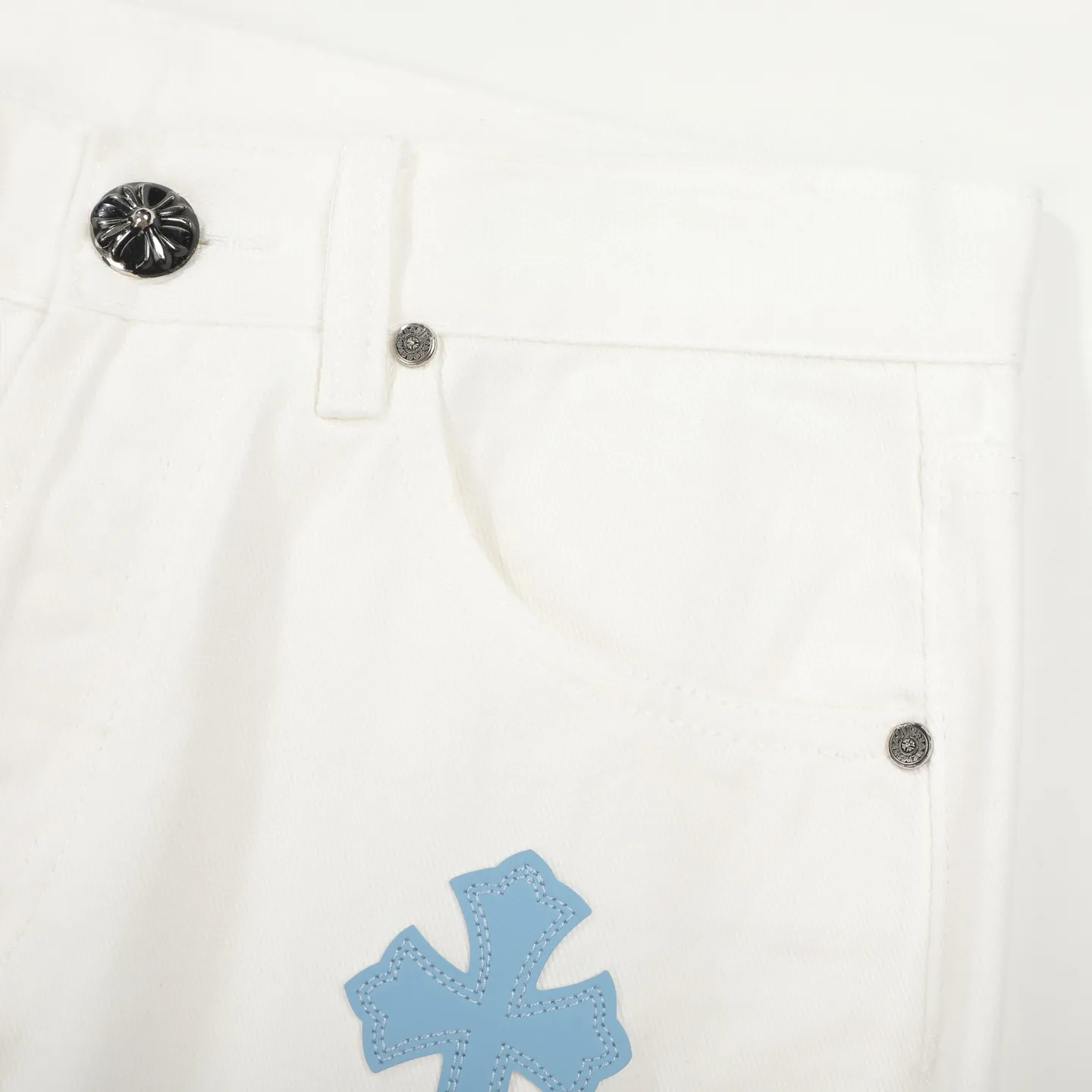 P230 💰 (Top version) Chrome Hearts/Chrome Hearts Classic white and blue series colored leather cross washed color fabric unisex denim trousers Vibe style straight stacked god-level version Carbon fine bias denim color cloth Old vintage full set of hardware - Chrome Hearts white cow series The high version uses high-ounce customized fabrics, fermentation washing and soft color fixation, soft and thick to wear, the details are all made by hand-polished craftsmanship, all-over printed jacquard fabric Unique design style. Through multiple processes to create a full retro feel. Unique niche non-contrast shirt. Customized distressed spray-painted buttons. Craftsmanship in every detail. Color: white and blue. Size: 28-30-32-34 (corresponding to S-M-L-XL)
